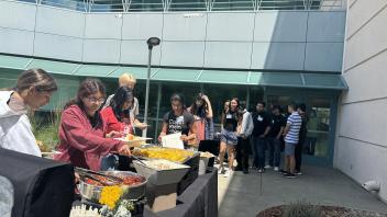 Participants having lunch at Kemper Courtyard